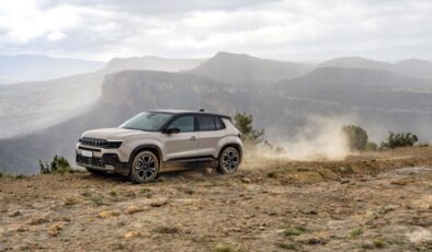 Jeep Avenger Türkiye’de Fiyatları Sarsıyor, Hibrit ve Elektrikli Versiyonlarıyla Türkiye’de