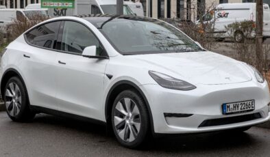 Tartışmalı sinyal kolu Tesla modellerine geri geldi: Ayrı olarak satılacak