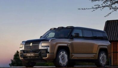 BYD Yangwang U8L, 1180 Beygirlik 24 Ayar Altın Amblemli Elektrikli Lüks SUV