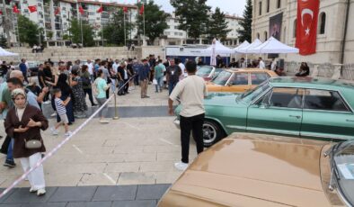 Sivas’ta yıllara meydan okuyan klasik otomobiller görücüye çıktı