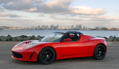 Tesla, uzun süredir ertelenen Roadster spor otomobili üzerindeki çalışmalara yeniden başladı
