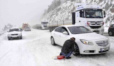Direksiyona geçmeden iki kere düşünün: İşte karlı yollarda hayat kurtaran sürüş teknikleri