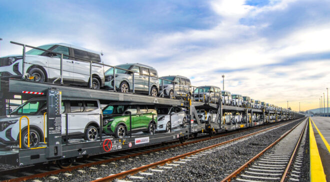 Ford Otosan trenle araç taşımaya başladı