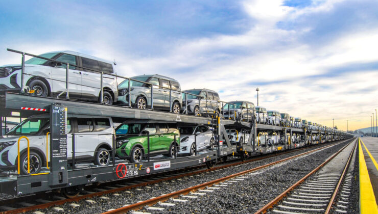 Ford Otosan trenle araç taşımaya başladı