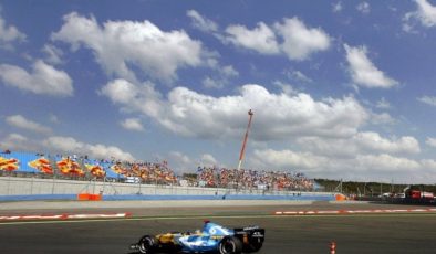 İstanbul’da Formula 1 sürprizi: Çekicide taşınan araç ilgi odağı oldu