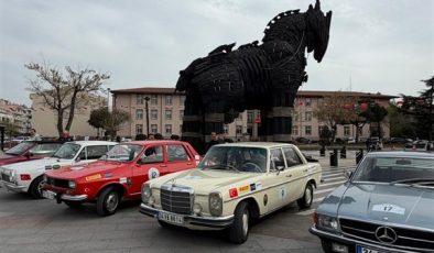 KLASİK OTOMOBİLLER RÜZGAR ŞEHRİ ÇANAKKALE’DEN RÜZGAR GİBİ GEÇTİ