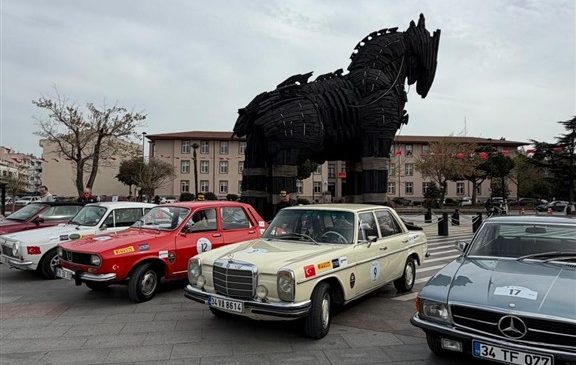 KLASİK OTOMOBİLLER RÜZGAR ŞEHRİ ÇANAKKALE’DEN RÜZGAR GİBİ GEÇTİ