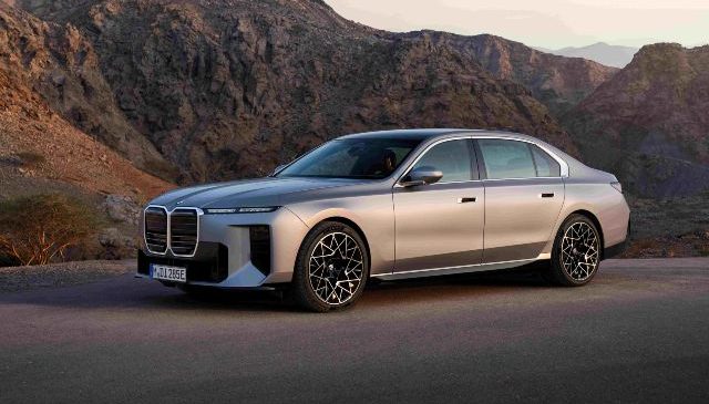 Yeni BMW 7 Serisi artık kapılarını uzaktan açıp kapatacak