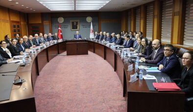 Bakan Bolat, otomotiv sektörü temsilcileriyle bir araya geldi